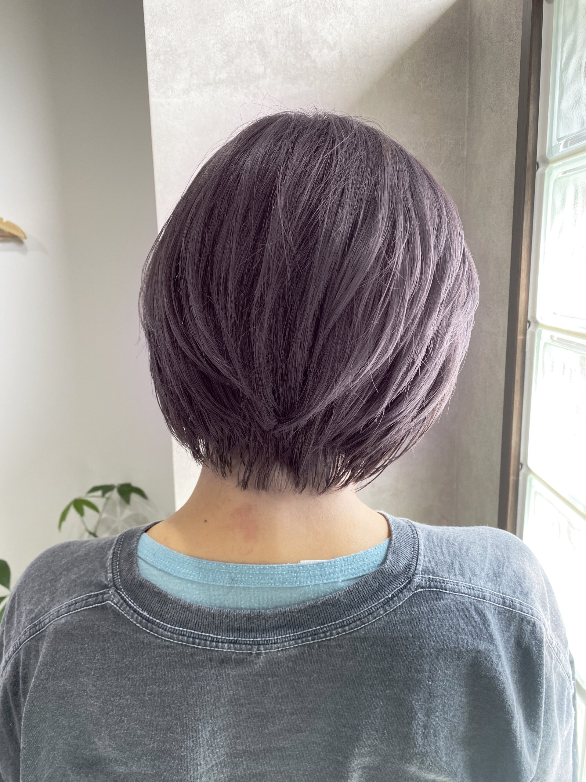 髪色をパープル ラベンダー 紫 ヴァイオレットな感じにしたい方にオススメのダブルカラーショートデザインをご紹介 Enx