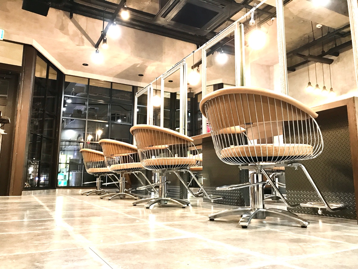 enx鶴ヶ峰店の店内 — セット面とスタイリングチェア